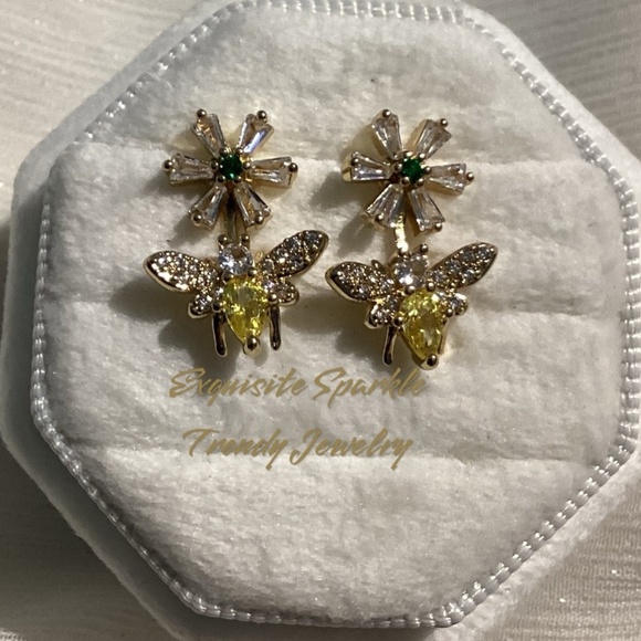 🐝10k Gold Bumblebee Daisy Cz Diamond Post back Stud Earrings - Picture 13 of 15